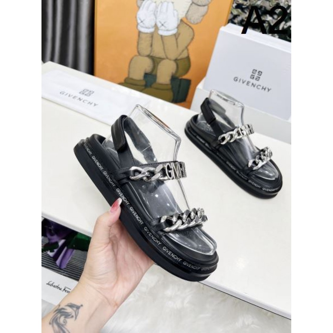 目を惹く華やかさ GIVENCHY ジバンシィ コピー サンダル 大人可愛い雰囲気