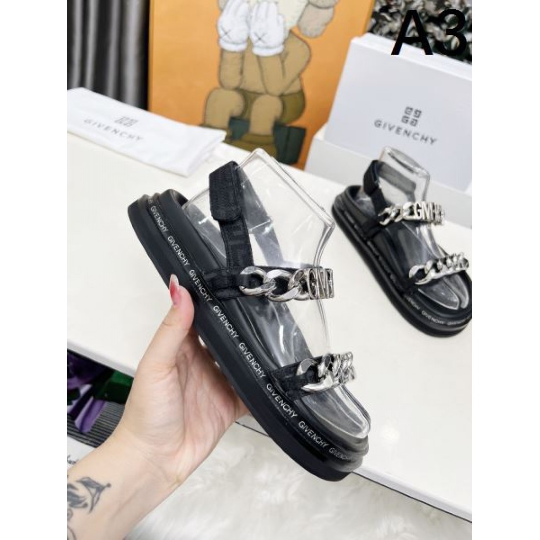 目を惹く華やかさ GIVENCHY ジバンシィ コピー サンダル 大人可愛い雰囲気