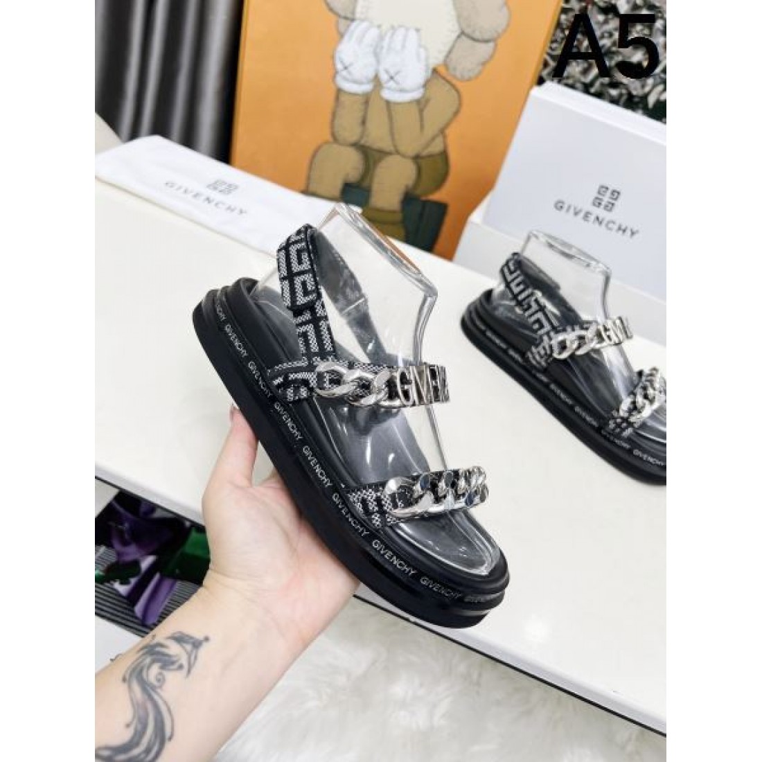 目を惹く華やかさ GIVENCHY ジバンシィ コピー サンダル 大人可愛い雰囲気