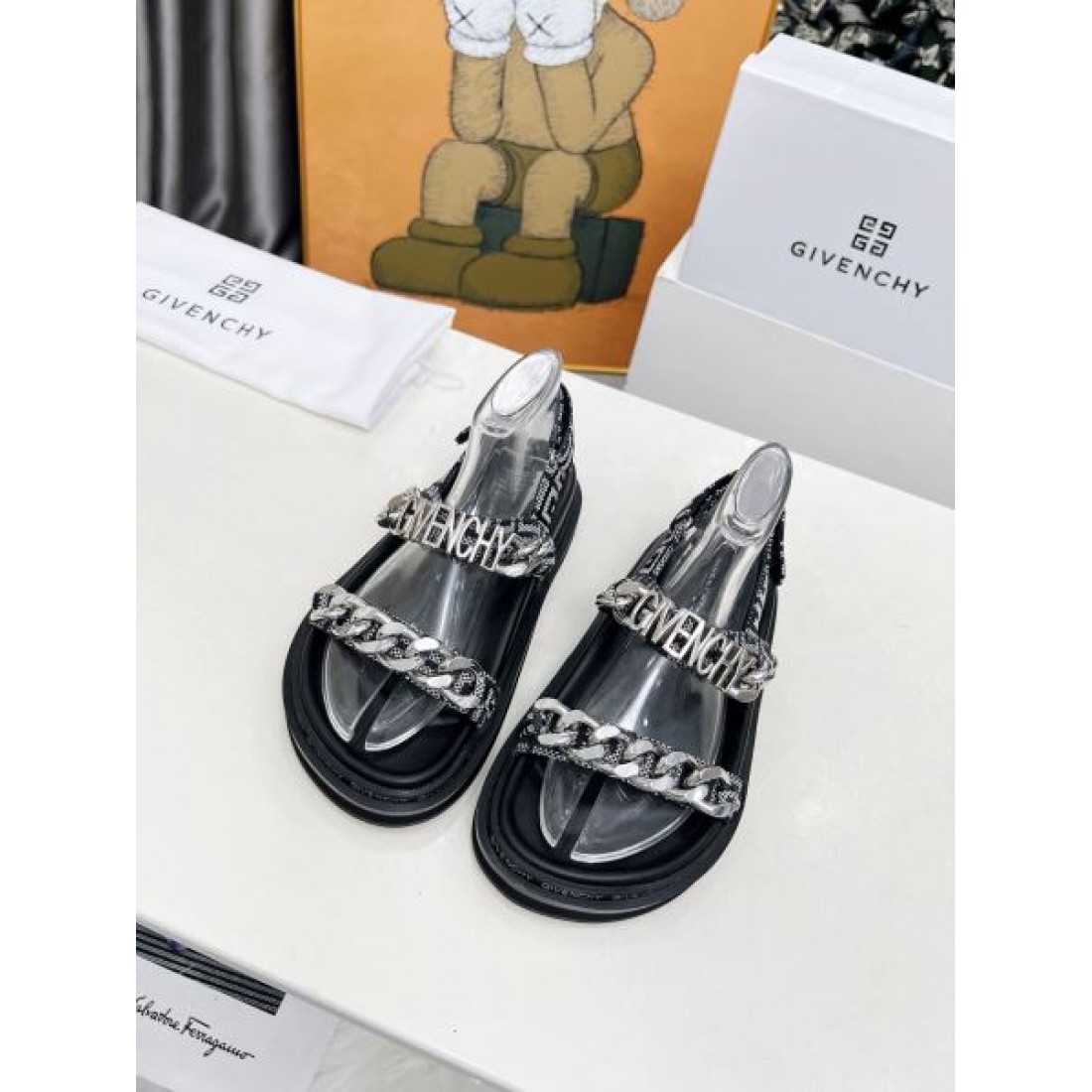目を惹く華やかさ GIVENCHY ジバンシィ コピー サンダル 大人可愛い雰囲気