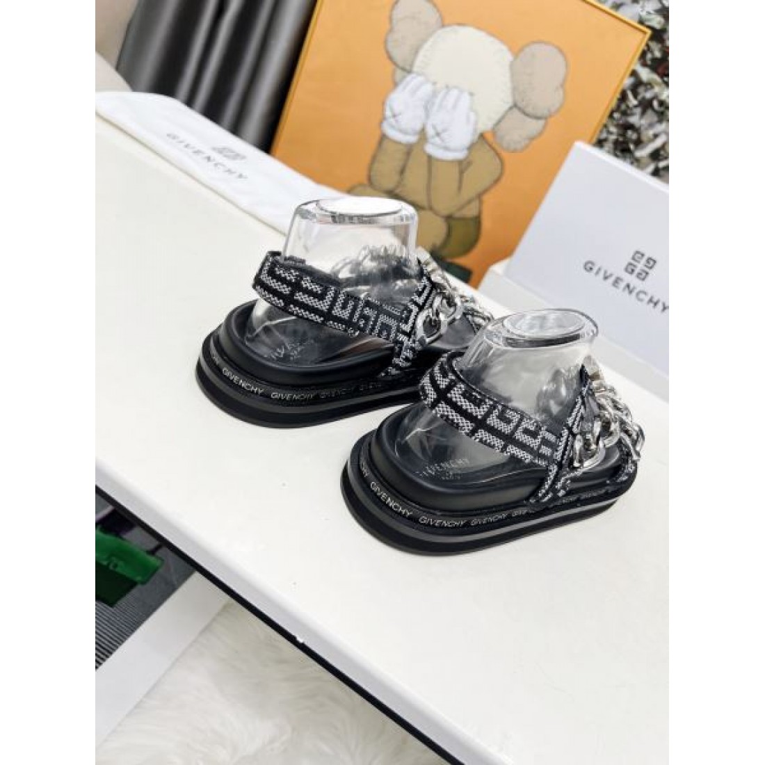 目を惹く華やかさ GIVENCHY ジバンシィ コピー サンダル 大人可愛い雰囲気