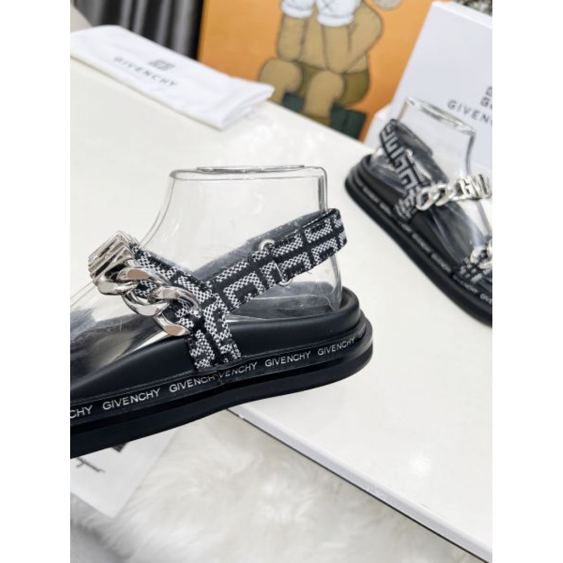 目を惹く華やかさ GIVENCHY ジバンシィ コピー サンダル 大人可愛い雰囲気