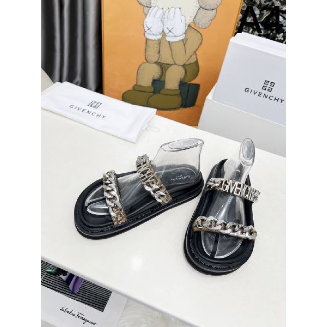 ジバンシィ コピー サンダル GIVENCHY洗練されたシルエットと上質な存在感