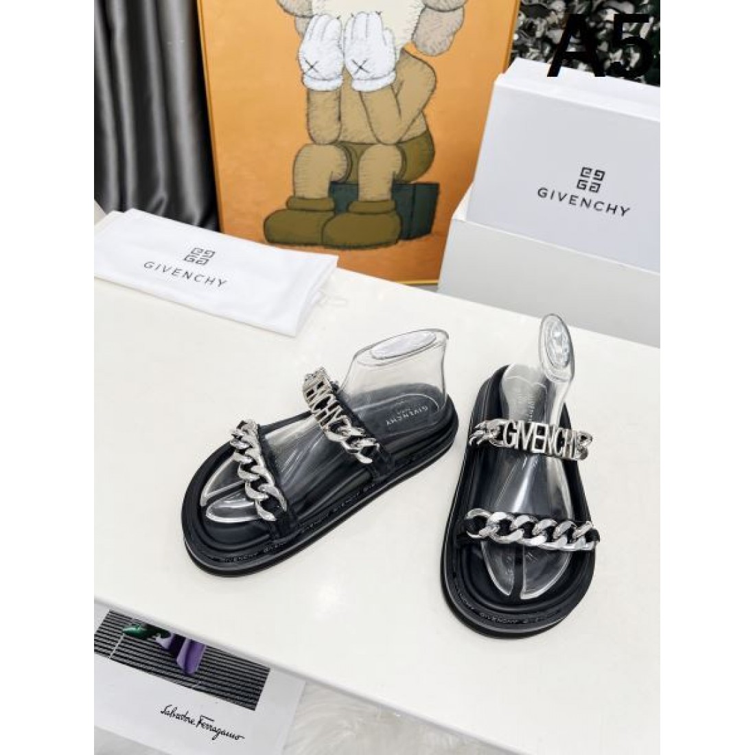 ジバンシィ コピー サンダル GIVENCHY洗練されたシルエットと上質な存在感