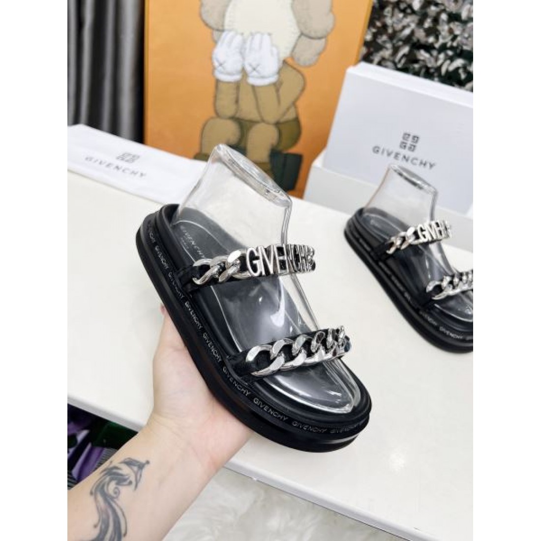 ジバンシィ コピー サンダル GIVENCHY洗練されたシルエットと上質な存在感