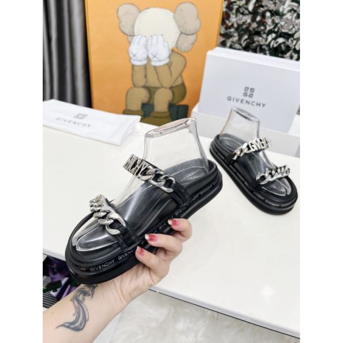 ジバンシィ コピー サンダル GIVENCHY洗練されたシルエットと上質な存在感