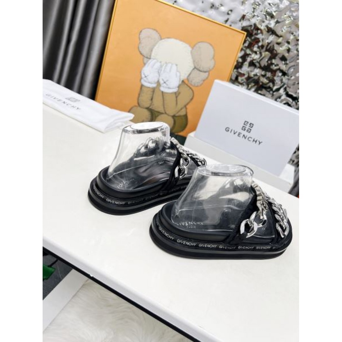 ジバンシィ コピー サンダル GIVENCHY洗練されたシルエットと上質な存在感