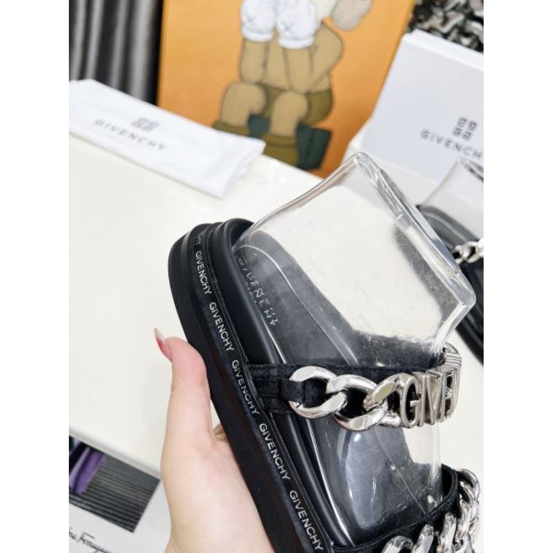 ジバンシィ コピー サンダル GIVENCHY洗練されたシルエットと上質な存在感