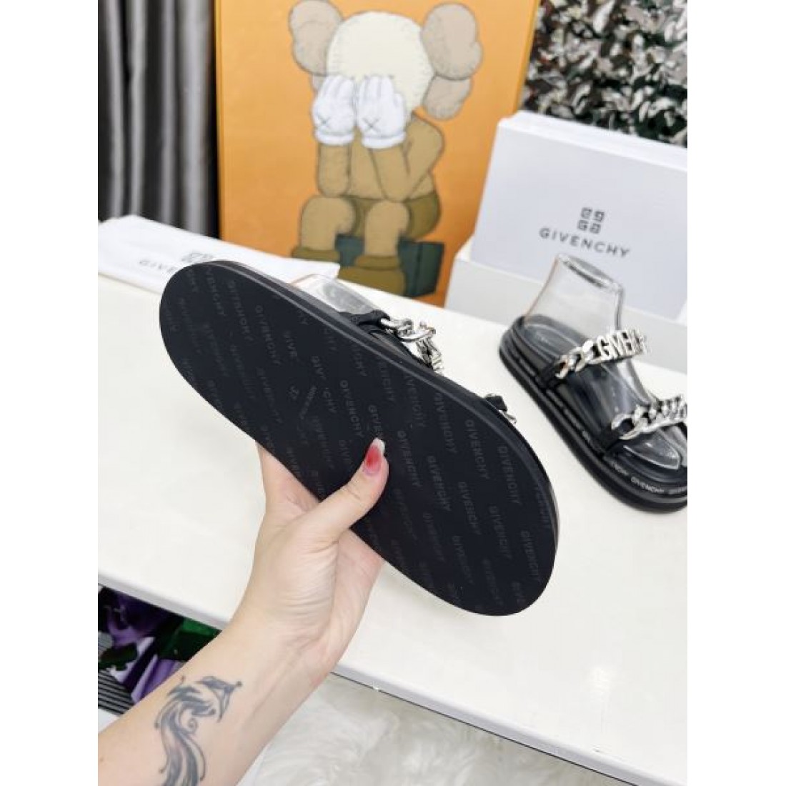ジバンシィ コピー サンダル GIVENCHY洗練されたシルエットと上質な存在感