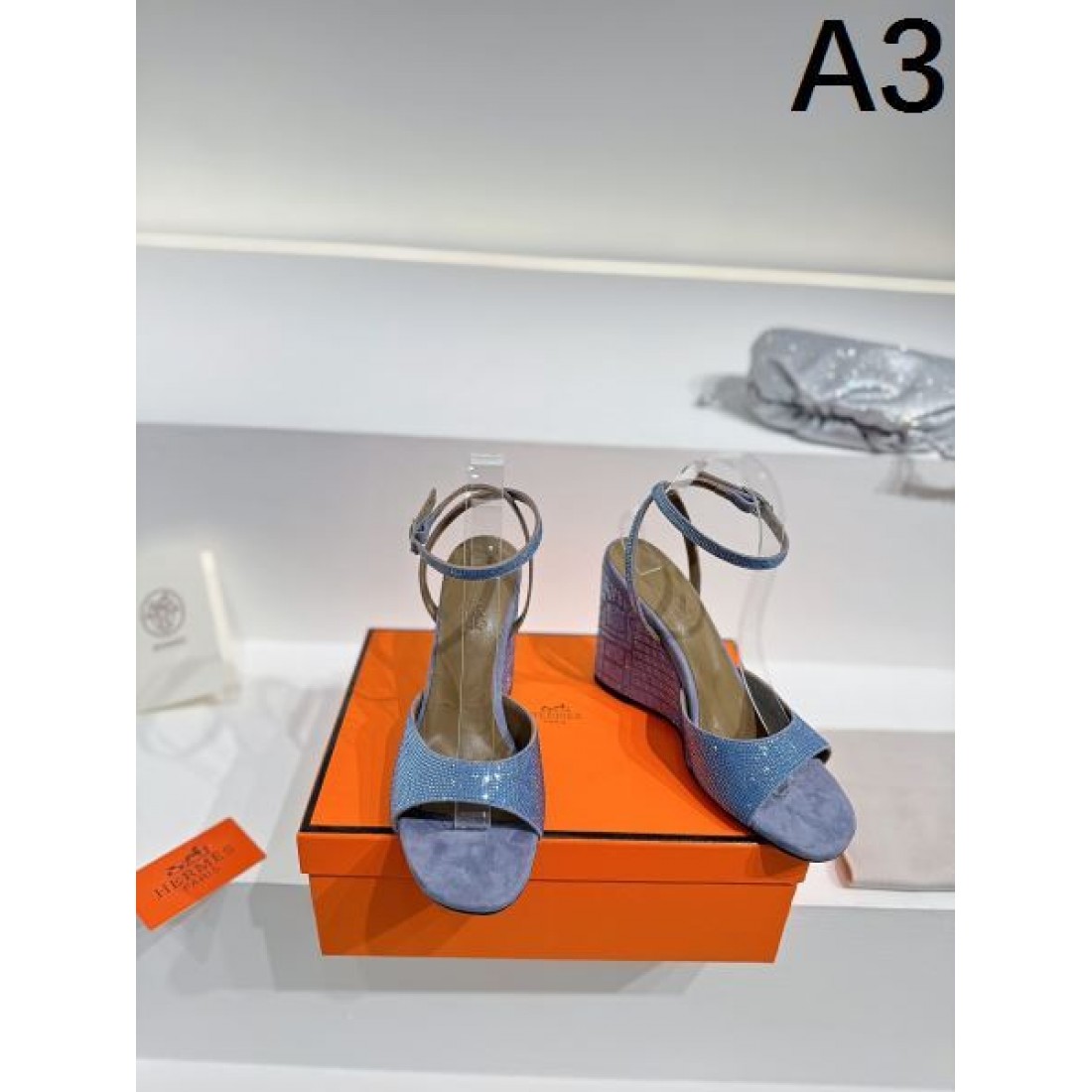  洗練美が光る HERMES エルメス コピー サンダルで魅せる上品モード