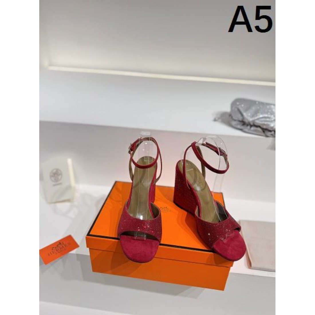  洗練美が光る HERMES エルメス コピー サンダルで魅せる上品モード