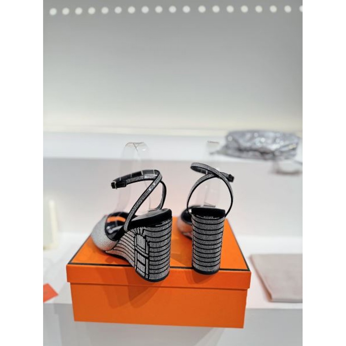  洗練美が光る HERMES エルメス コピー サンダルで魅せる上品モード