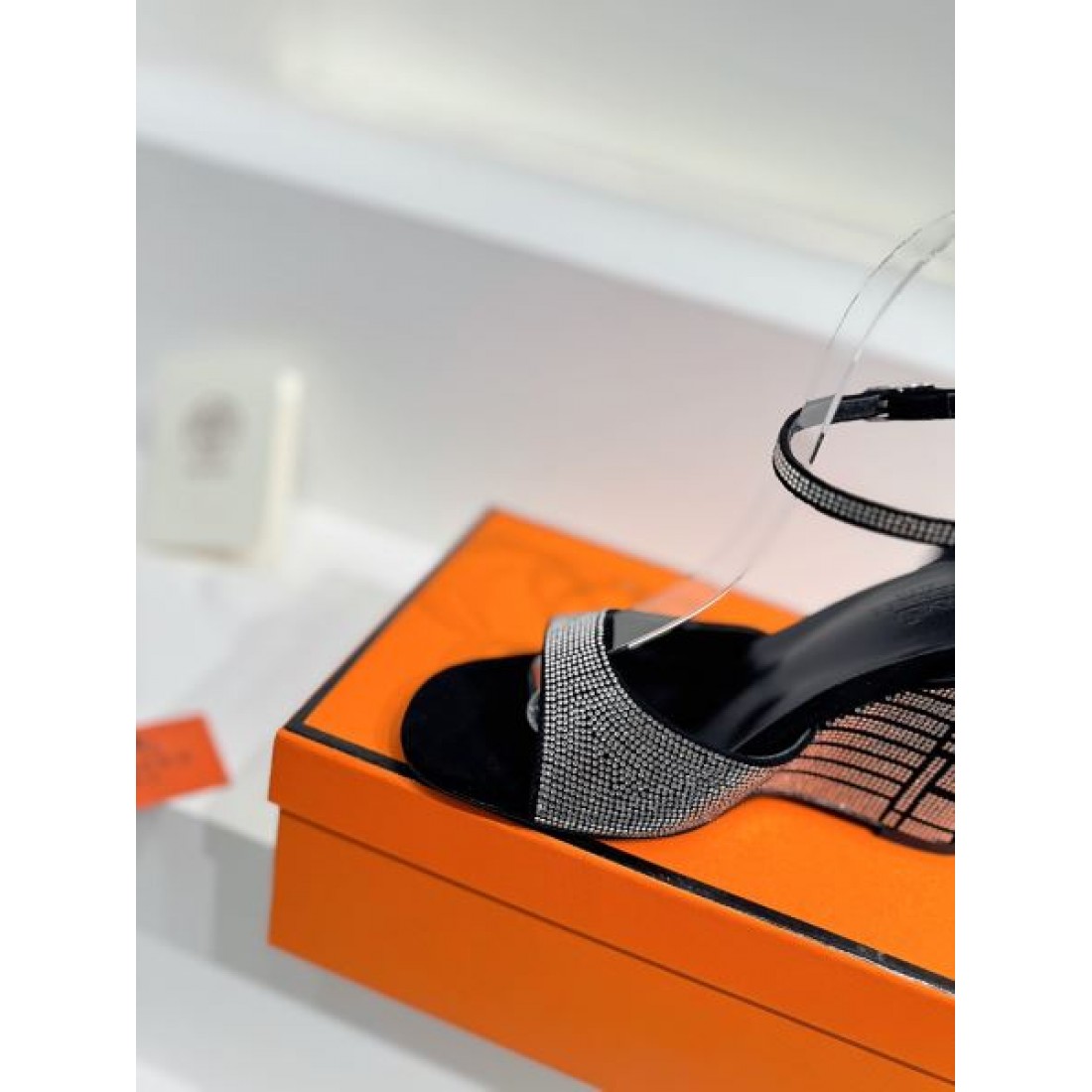  洗練美が光る HERMES エルメス コピー サンダルで魅せる上品モード