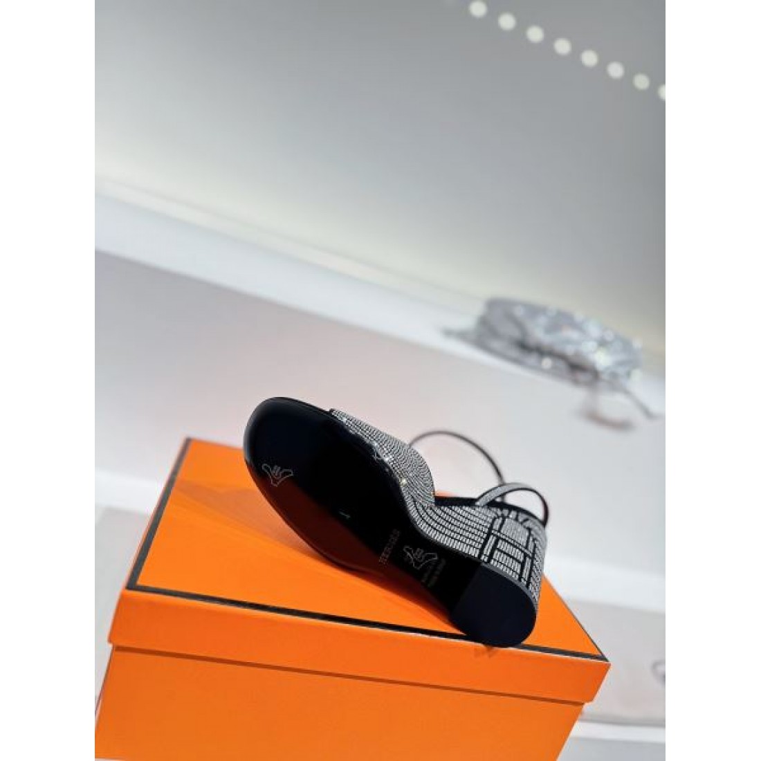  洗練美が光る HERMES エルメス コピー サンダルで魅せる上品モード
