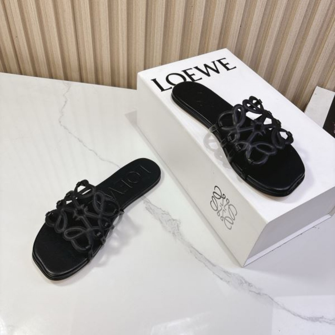 芸術的なセンスが際立つLOEWE ロエベ コピー サンダル 個性的でモダンな魅力