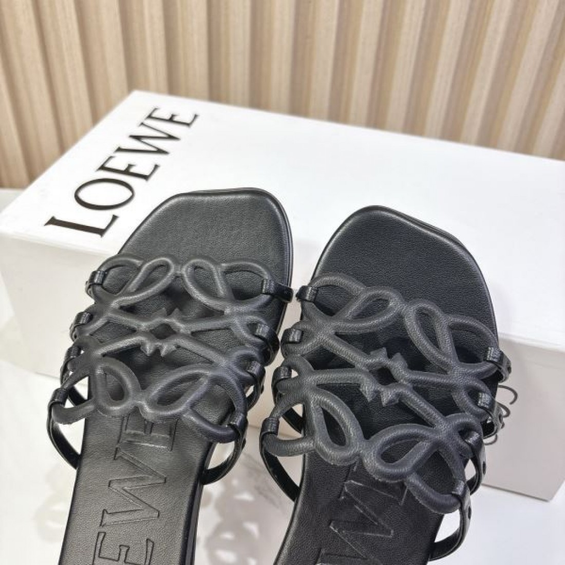 芸術的なセンスが際立つLOEWE ロエベ コピー サンダル 個性的でモダンな魅力