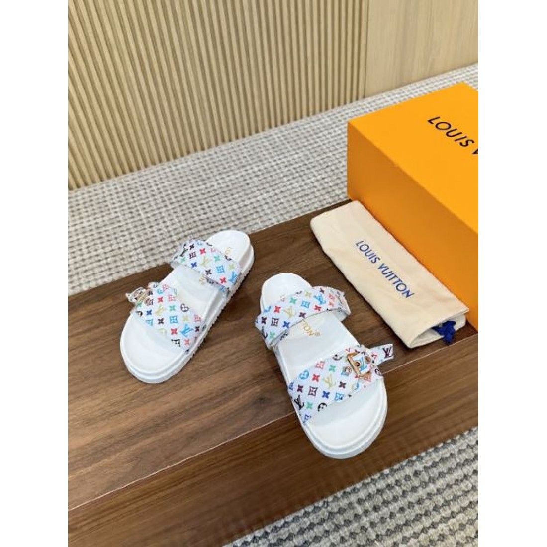上品でナチュラルな雰囲気をまとうルイヴィトン コピー サンダル LOUIS VUITTON
