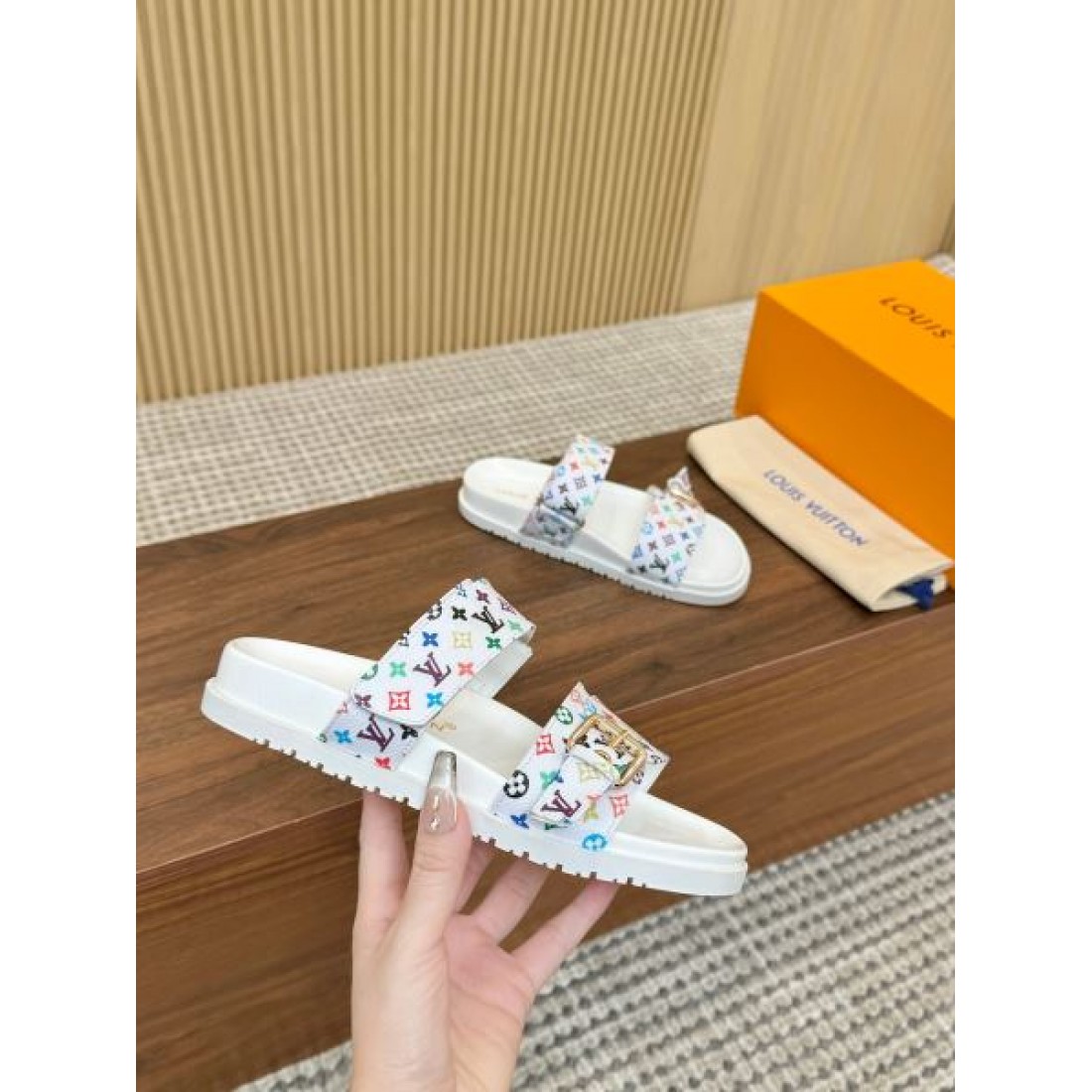 上品でナチュラルな雰囲気をまとうルイヴィトン コピー サンダル LOUIS VUITTON
