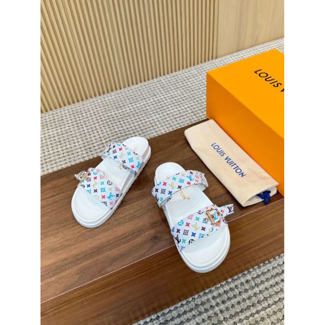上品でナチュラルな雰囲気をまとうルイヴィトン コピー サンダル LOUIS VUITTON
