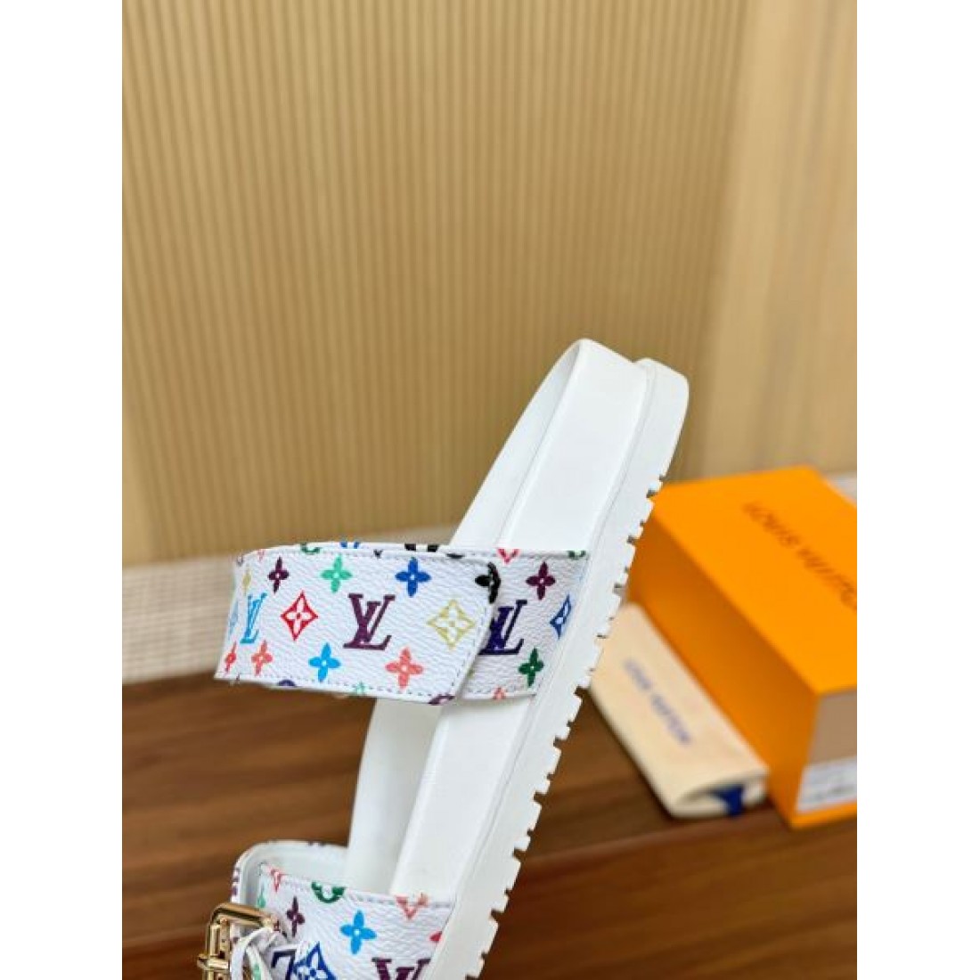上品でナチュラルな雰囲気をまとうルイヴィトン コピー サンダル LOUIS VUITTON