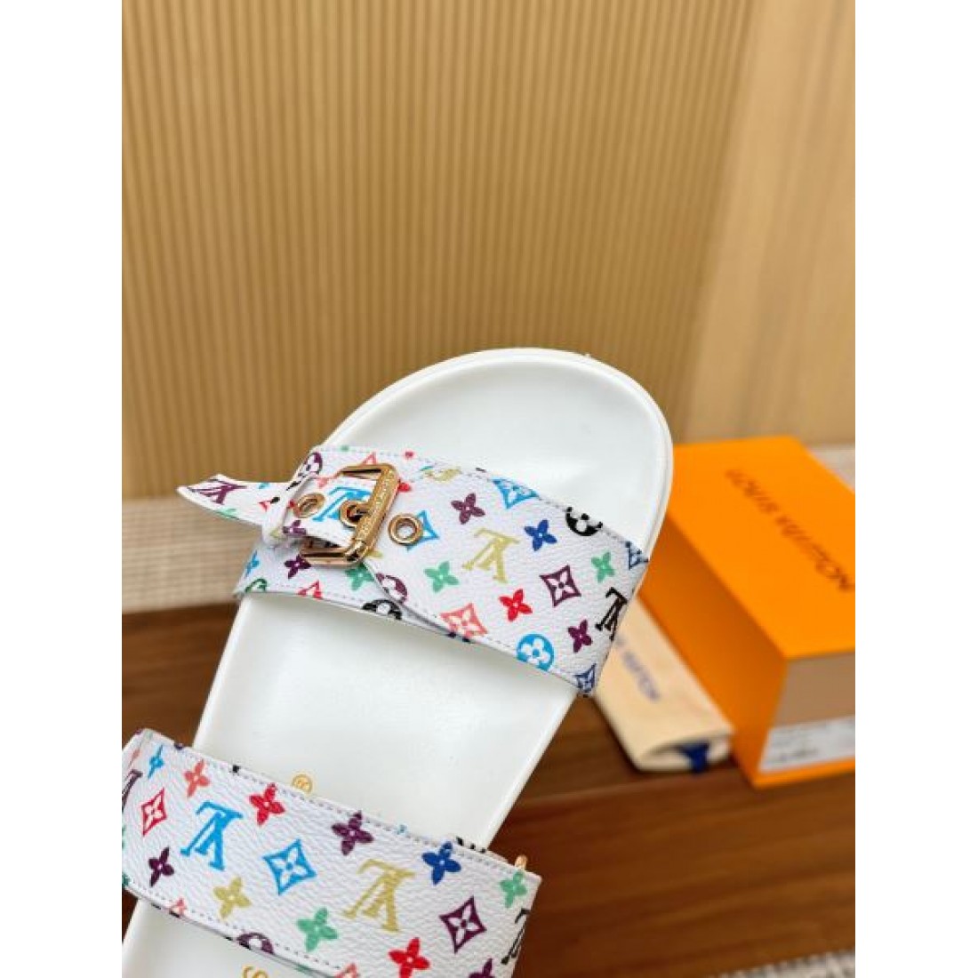 上品でナチュラルな雰囲気をまとうルイヴィトン コピー サンダル LOUIS VUITTON