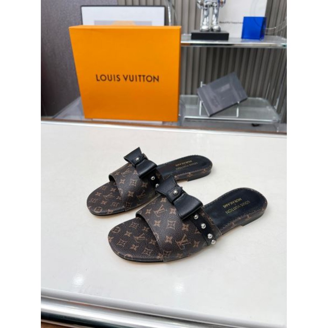 トレンド感満載のルイヴィトン コピー サンダル LOUIS VUITTONで華やかに