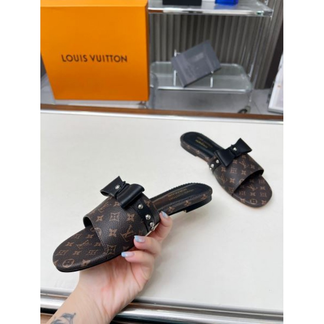 トレンド感満載のルイヴィトン コピー サンダル LOUIS VUITTONで華やかに