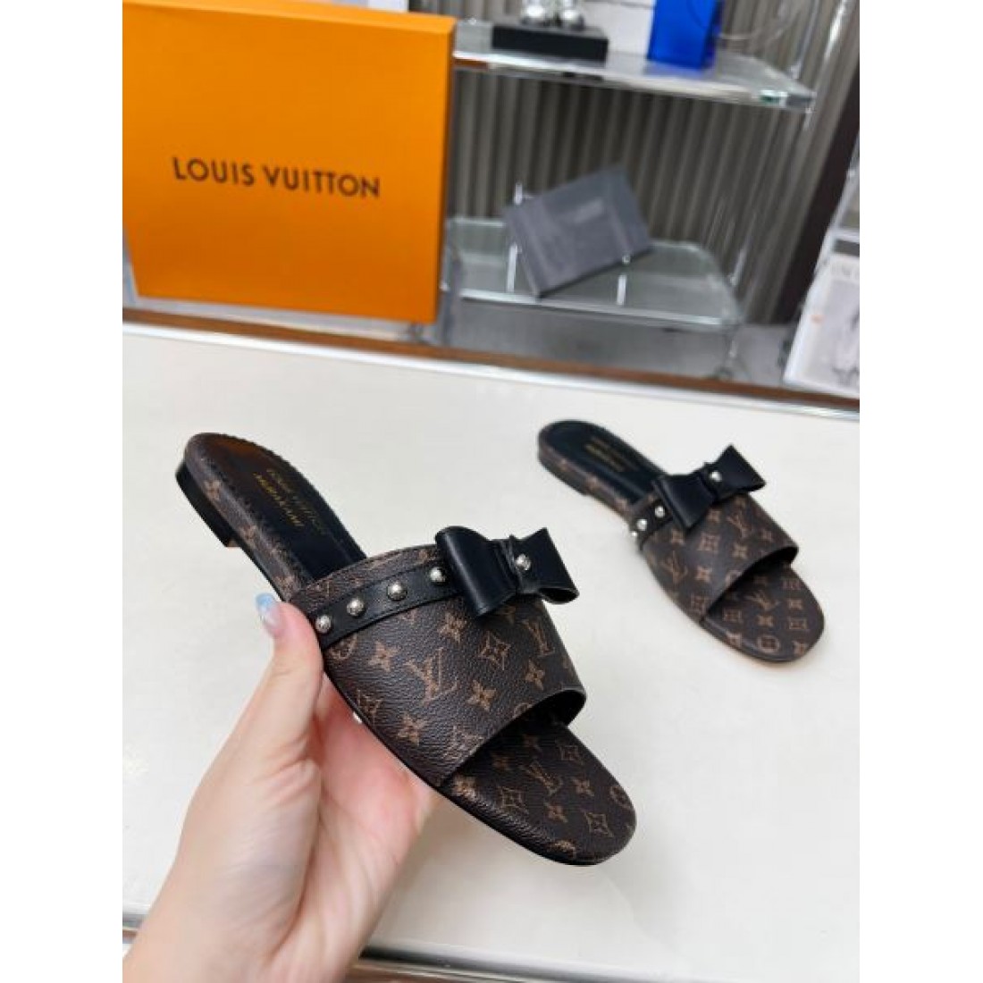 トレンド感満載のルイヴィトン コピー サンダル LOUIS VUITTONで華やかに