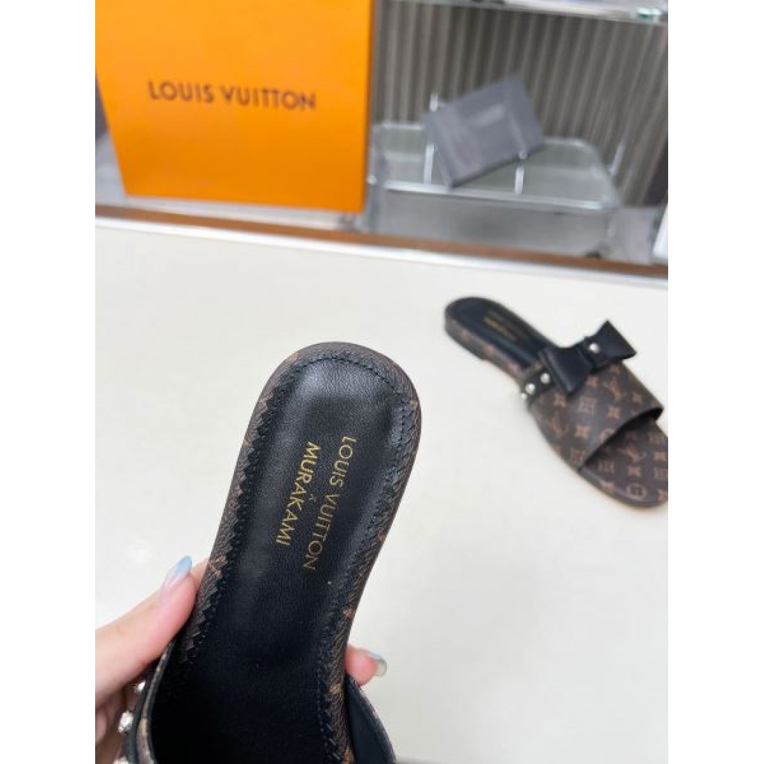 トレンド感満載のルイヴィトン コピー サンダル LOUIS VUITTONで華やかに