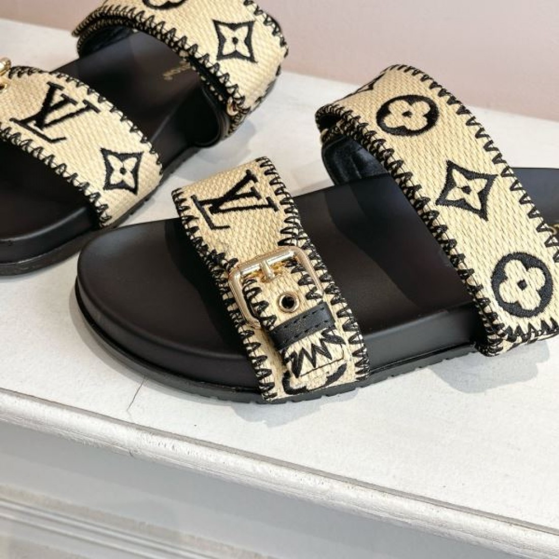 エレガントで存在感のある ルイヴィトン コピー サンダル LOUIS VUITTON