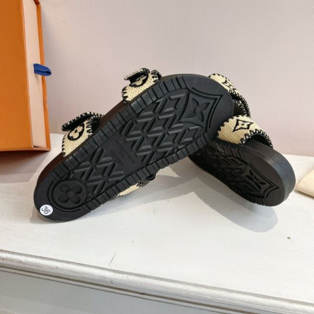 エレガントで存在感のある ルイヴィトン コピー サンダル LOUIS VUITTON