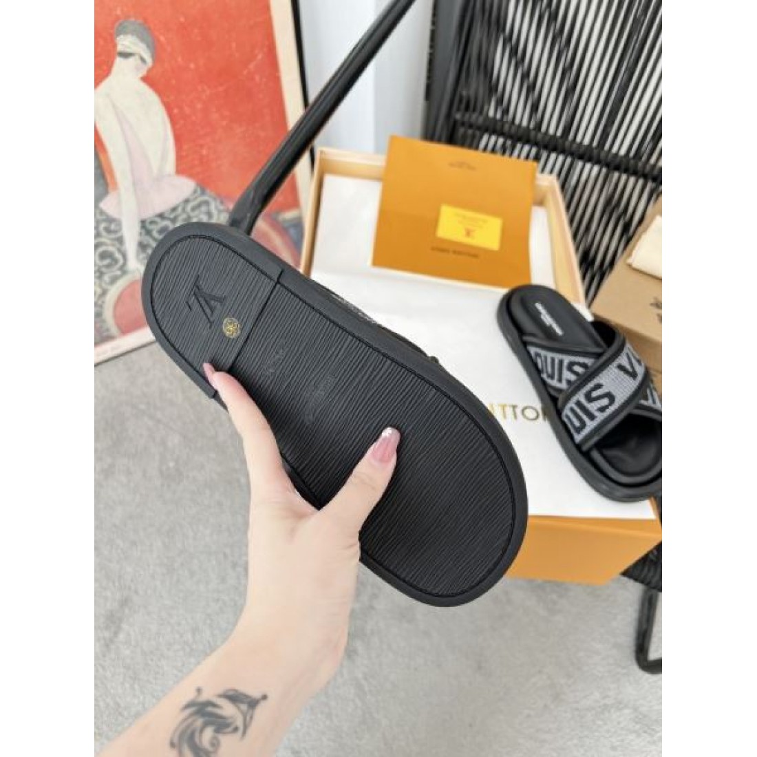 LOUIS VUITTON 軽快でラグジュアリーな印象の ルイヴィトン コピー サンダル