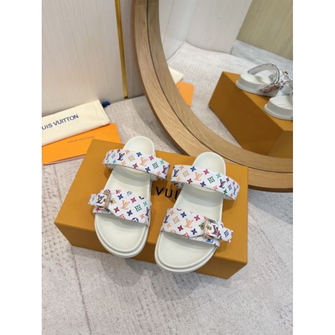 モダンな魅力漂う コピー サンダル LOUIS VUITTON ルイヴィトン 限定感も