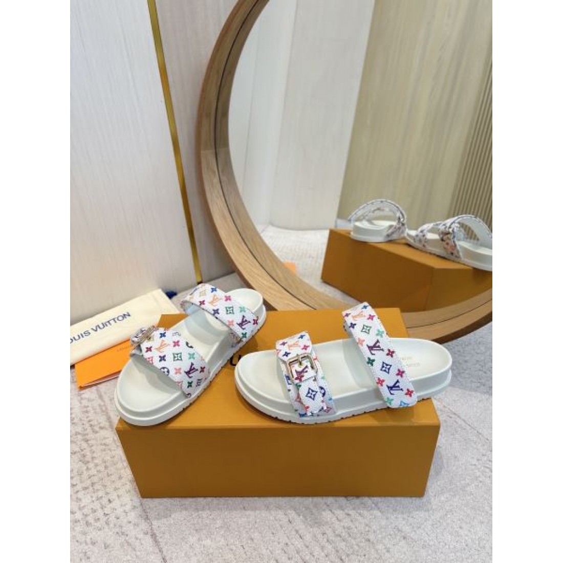 モダンな魅力漂う コピー サンダル LOUIS VUITTON ルイヴィトン 限定感も