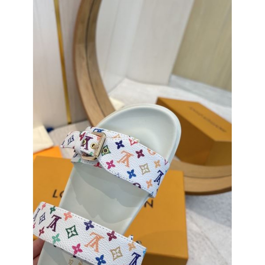 モダンな魅力漂う コピー サンダル LOUIS VUITTON ルイヴィトン 限定感も