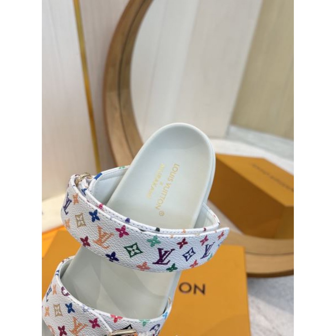 モダンな魅力漂う コピー サンダル LOUIS VUITTON ルイヴィトン 限定感も