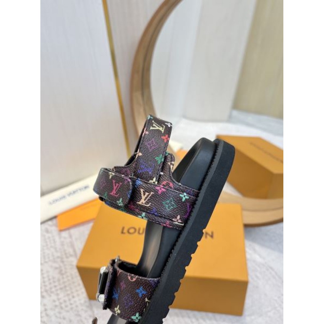 夏らしく上品な LOUIS VUITTON ルイヴィトン コピー サンダル