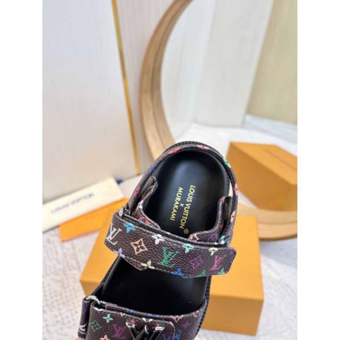 夏らしく上品な LOUIS VUITTON ルイヴィトン コピー サンダル