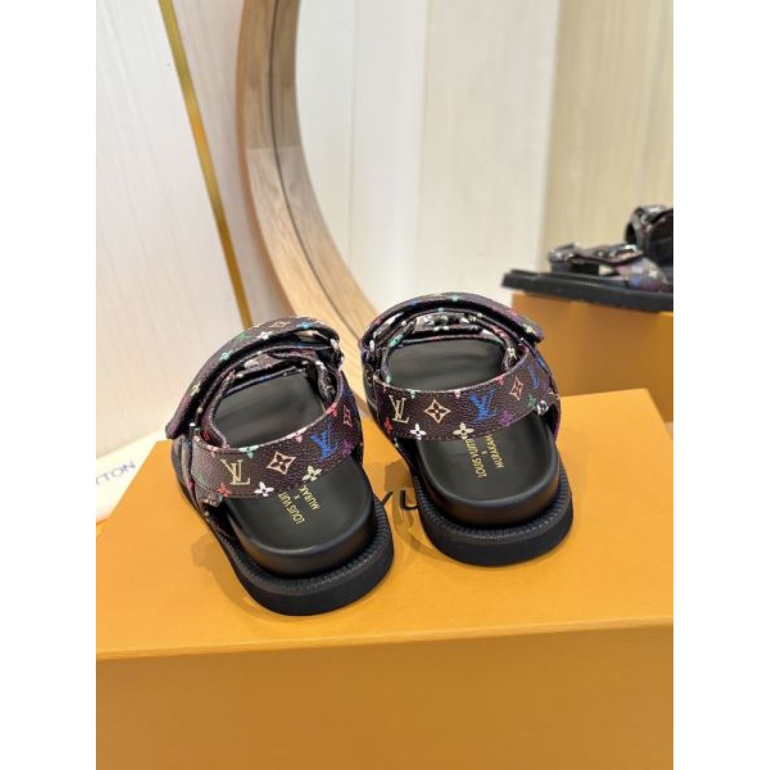 夏らしく上品な LOUIS VUITTON ルイヴィトン コピー サンダル