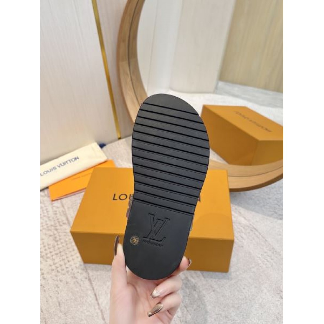 夏らしく上品な LOUIS VUITTON ルイヴィトン コピー サンダル
