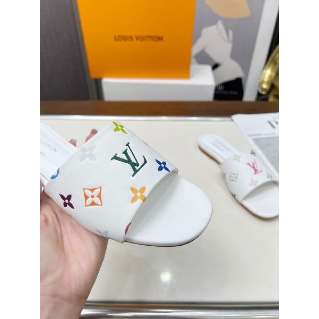 洗練された個性派デザイン LOUIS VUITTON コピー サンダル ルイヴィトンで差をつける