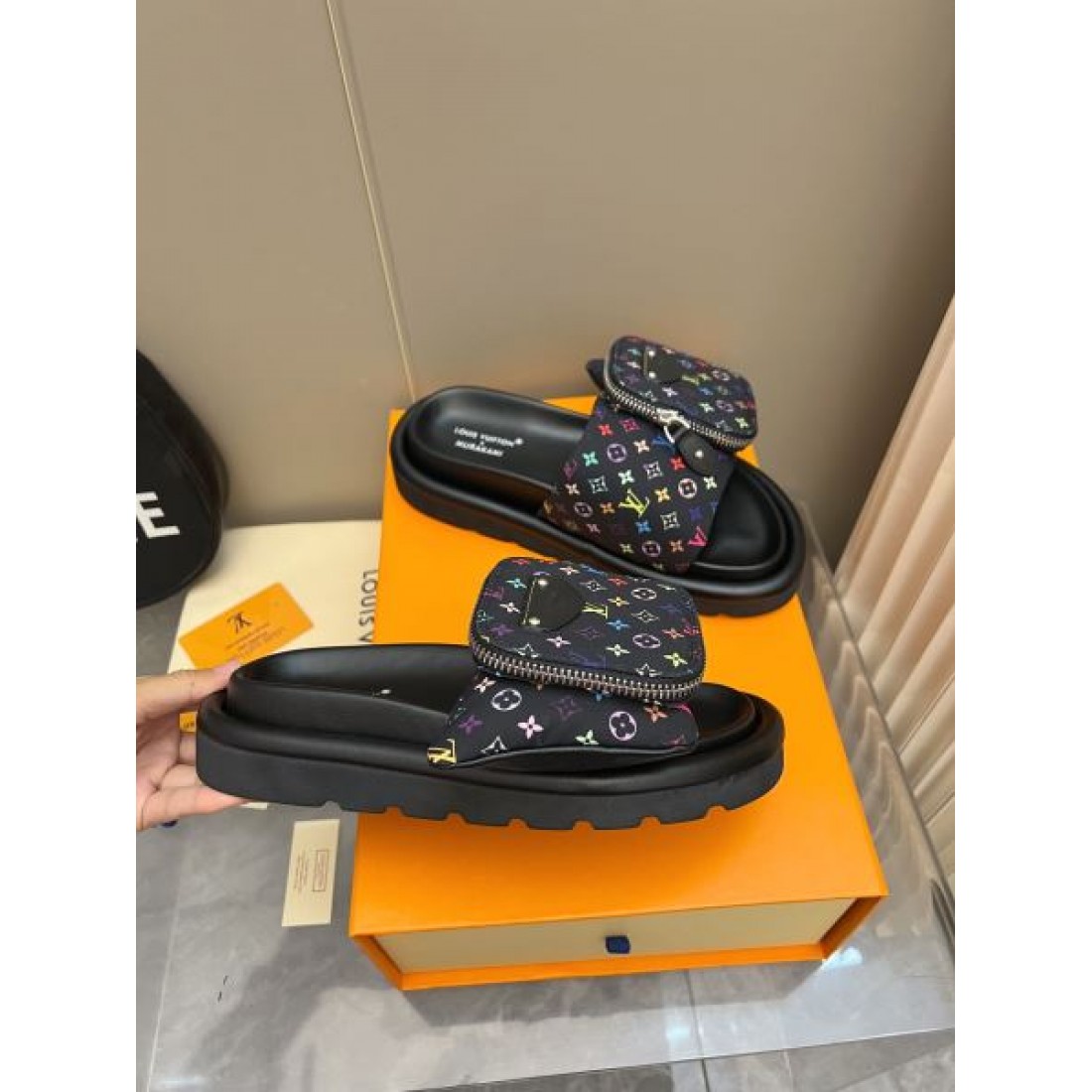 ルイヴィトン LOUIS VUITTON コピー サンダル トレンドを先取りした鮮やかな魅力