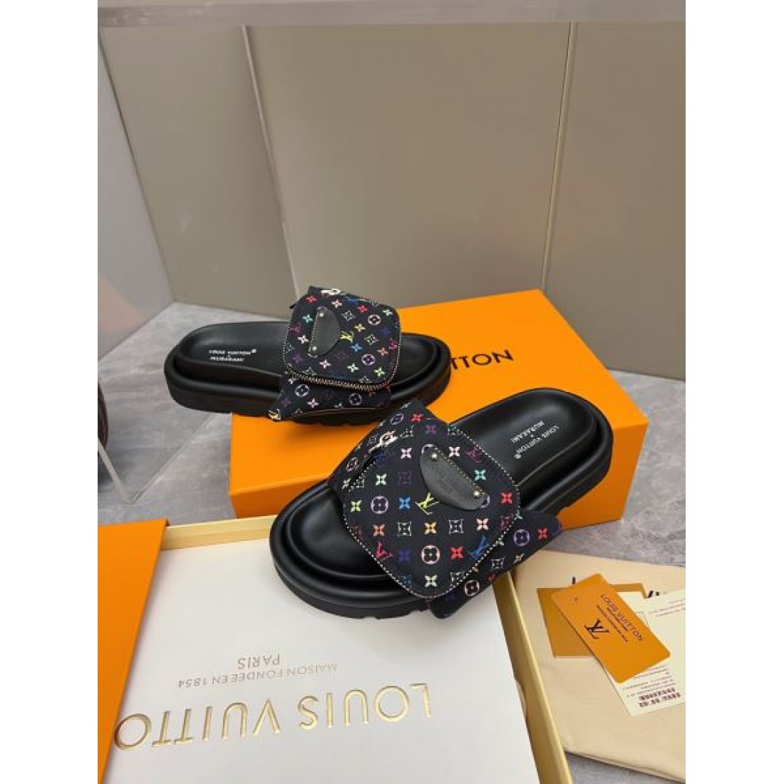 ルイヴィトン LOUIS VUITTON コピー サンダル トレンドを先取りした鮮やかな魅力