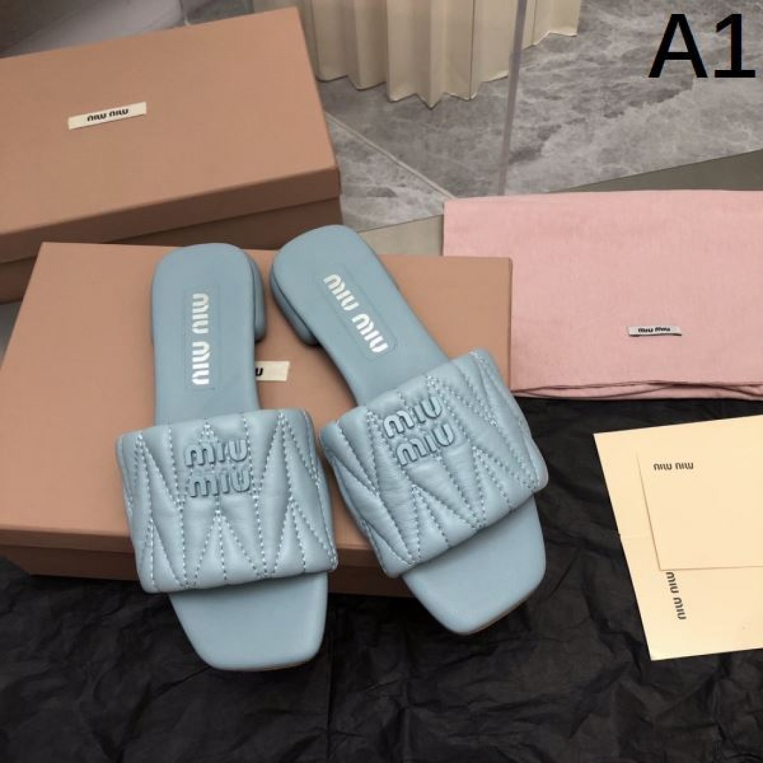 MIU MIU コピー サンダル ミュウミュウ 華麗でフェミニンな魅力が際立つ