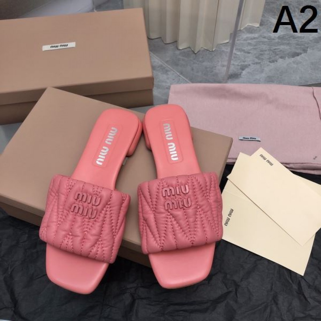 MIU MIU コピー サンダル ミュウミュウ 華麗でフェミニンな魅力が際立つ