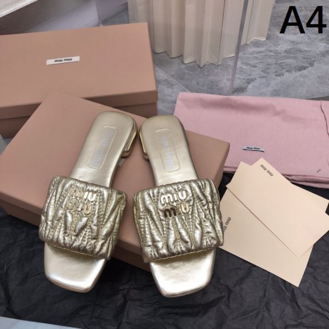MIU MIU コピー サンダル ミュウミュウ 華麗でフェミニンな魅力が際立つ