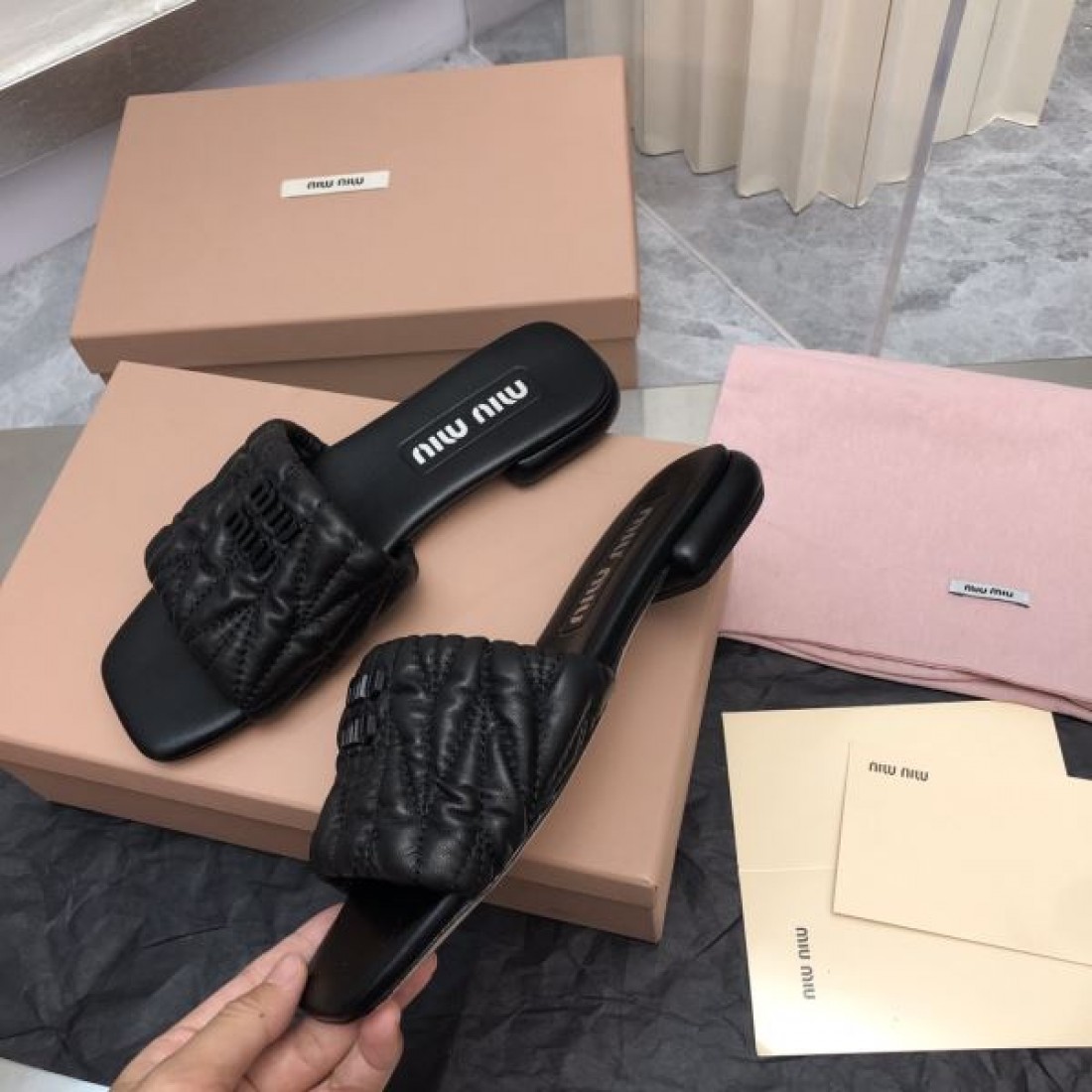 MIU MIU コピー サンダル ミュウミュウ 華麗でフェミニンな魅力が際立つ