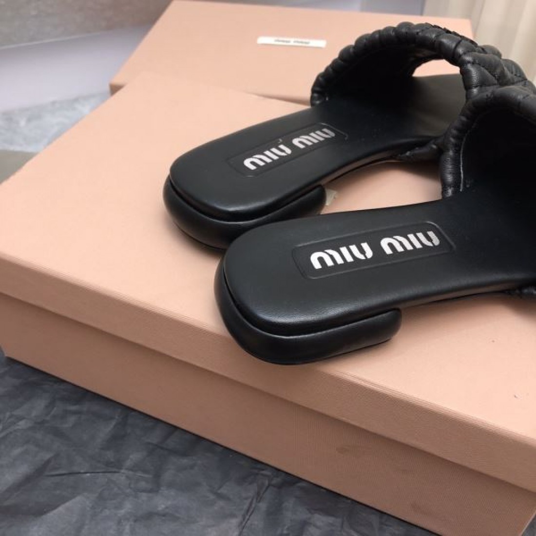 MIU MIU コピー サンダル ミュウミュウ 華麗でフェミニンな魅力が際立つ