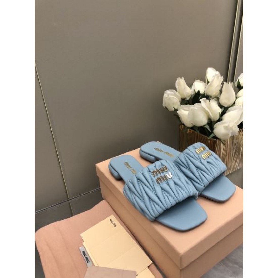 ミュウミュウ コピー サンダル MIU MIUで魅了する上質なディテール