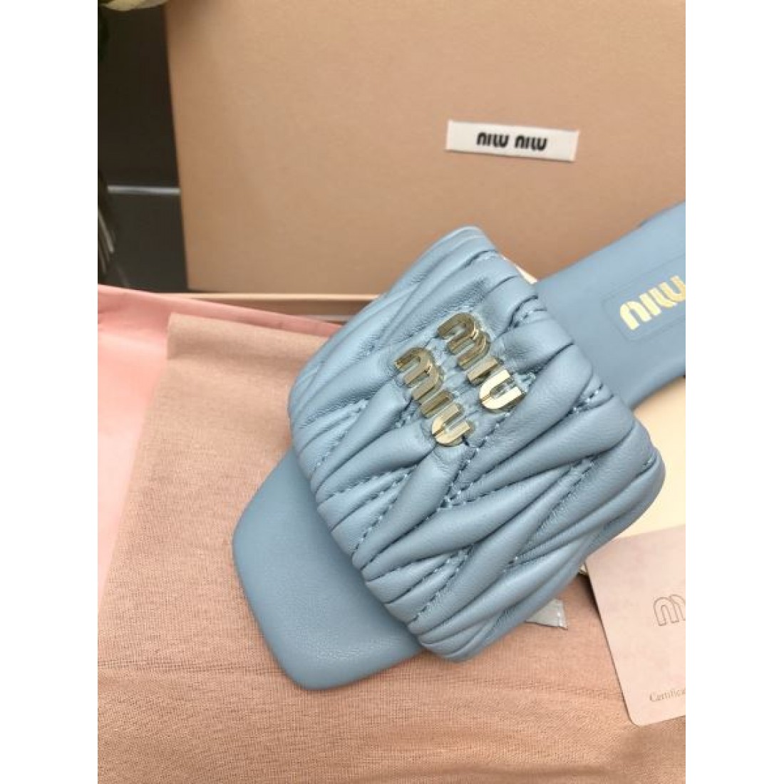 ミュウミュウ コピー サンダル MIU MIUで魅了する上質なディテール